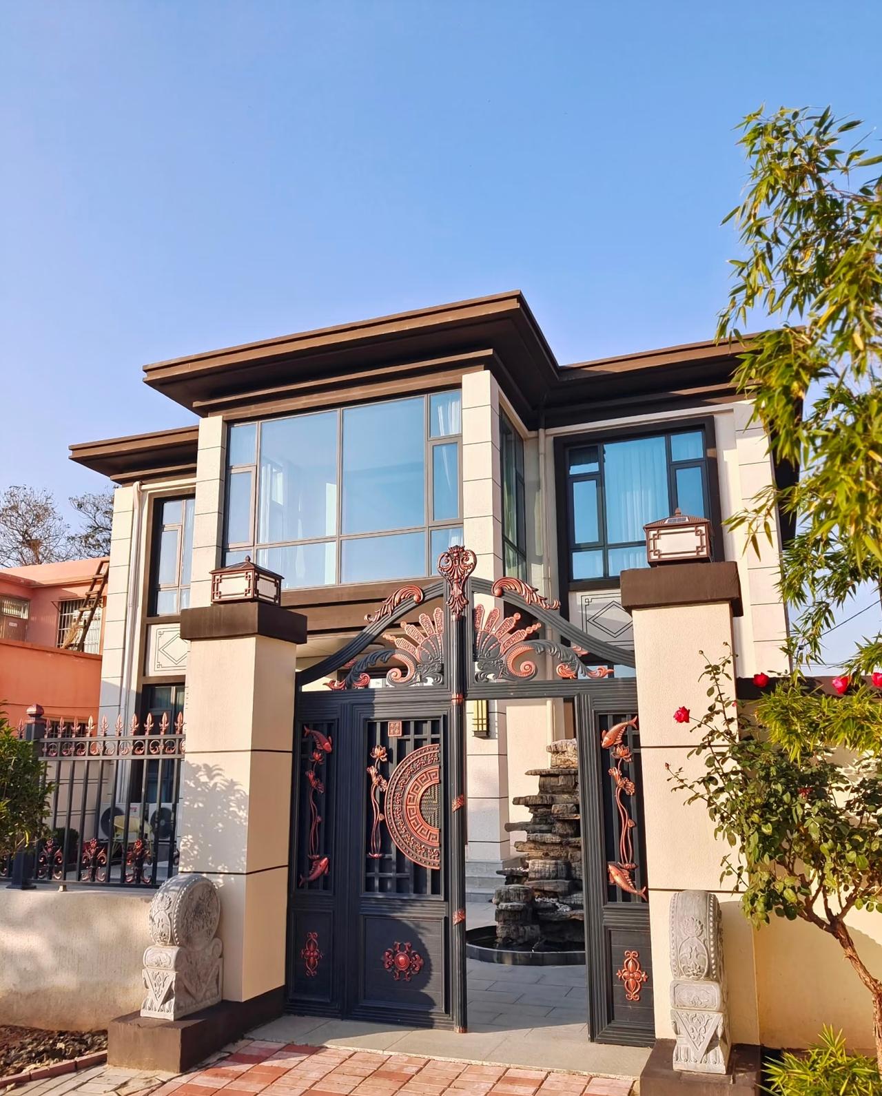 弟弟：你把市里的房子卖掉吧，回老家30-50万就能盖个3层别墅，我：我也想回