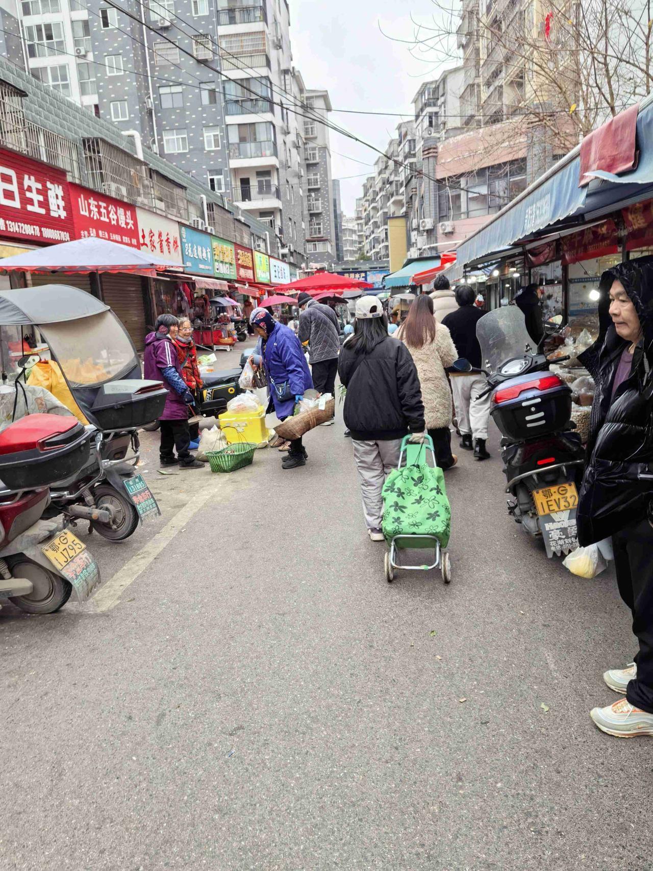 带定位晒今日生活今天心情超轻松愉快，在鄂州菜市场感受着生活烟火气。今晨6时