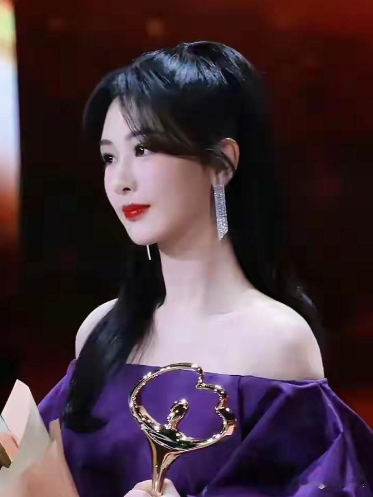 中国诗人为杨紫写的一首“接龙诗”！杨柳依依舞春风风吹大地紫气升升华演技佳