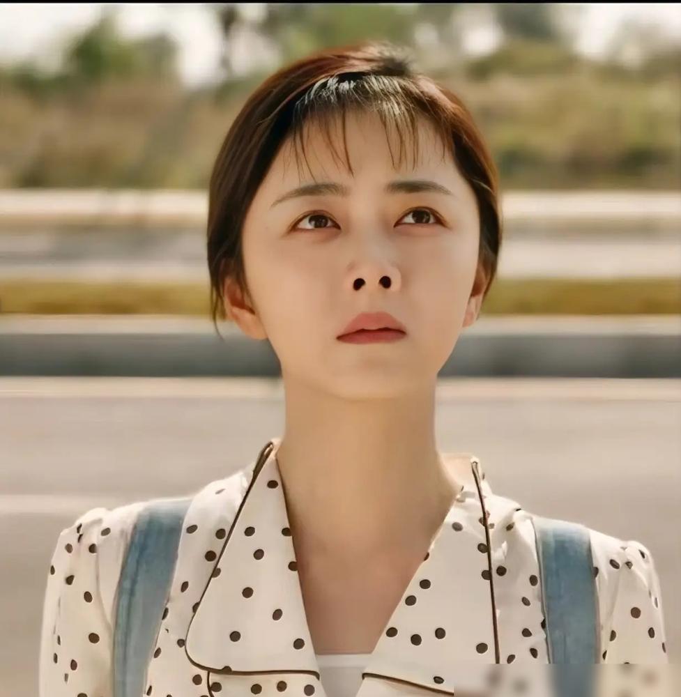 内娱都在羡慕谭松韵“拿全额薪酬”的自由，却没看清这种“家庭作坊”背后的致命死穴。