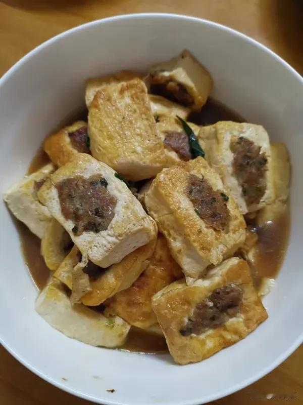 中午煮了一锅客家酿豆腐，豆腐吸满肉馅鲜汁，咬一口超满足。配一碗梅菜扣肉，肥而不