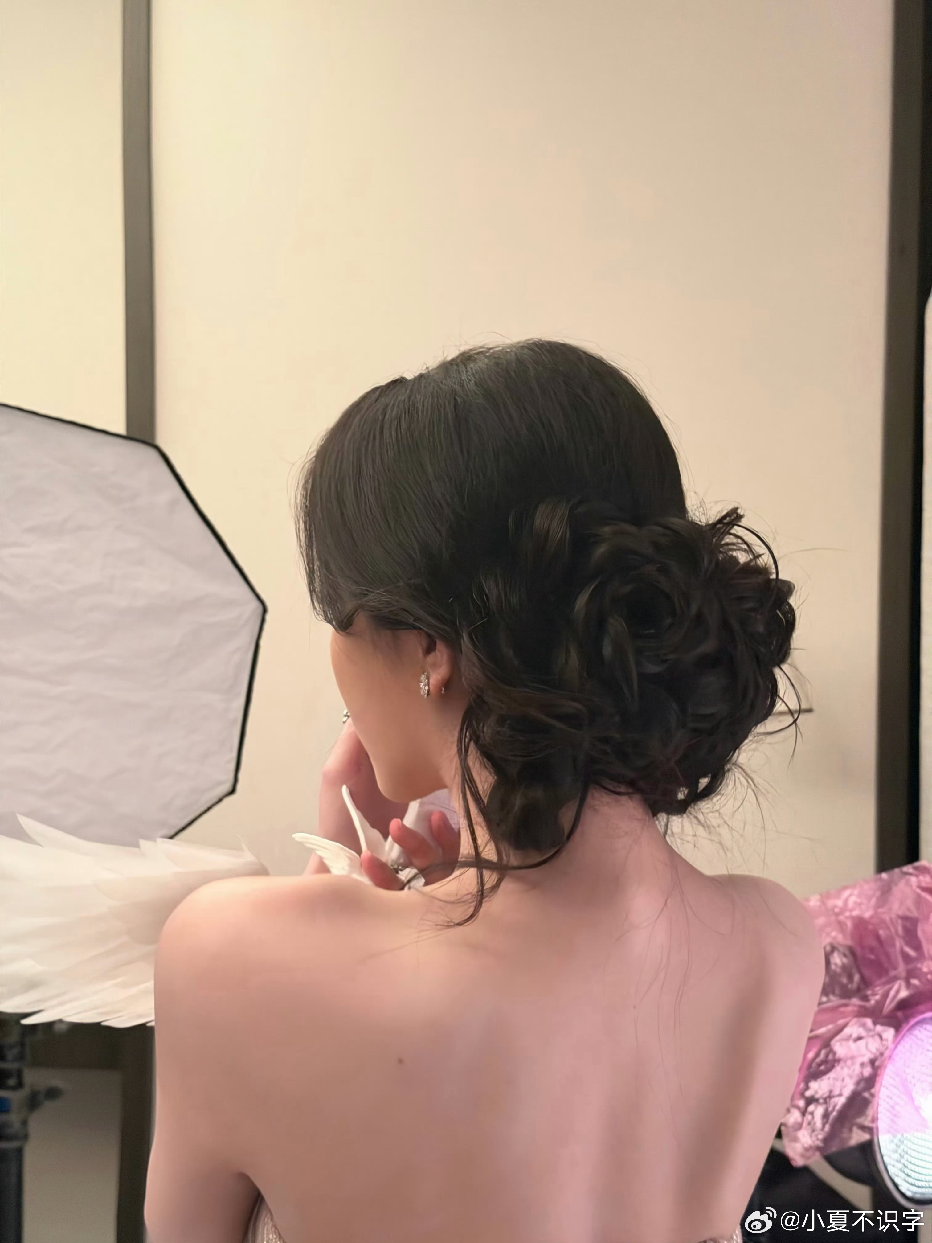 孔雪儿真人bjd孔雪儿美背已被孔雪儿美背杀疯！抹胸流苏裙的露背设计太绝，背部曲线