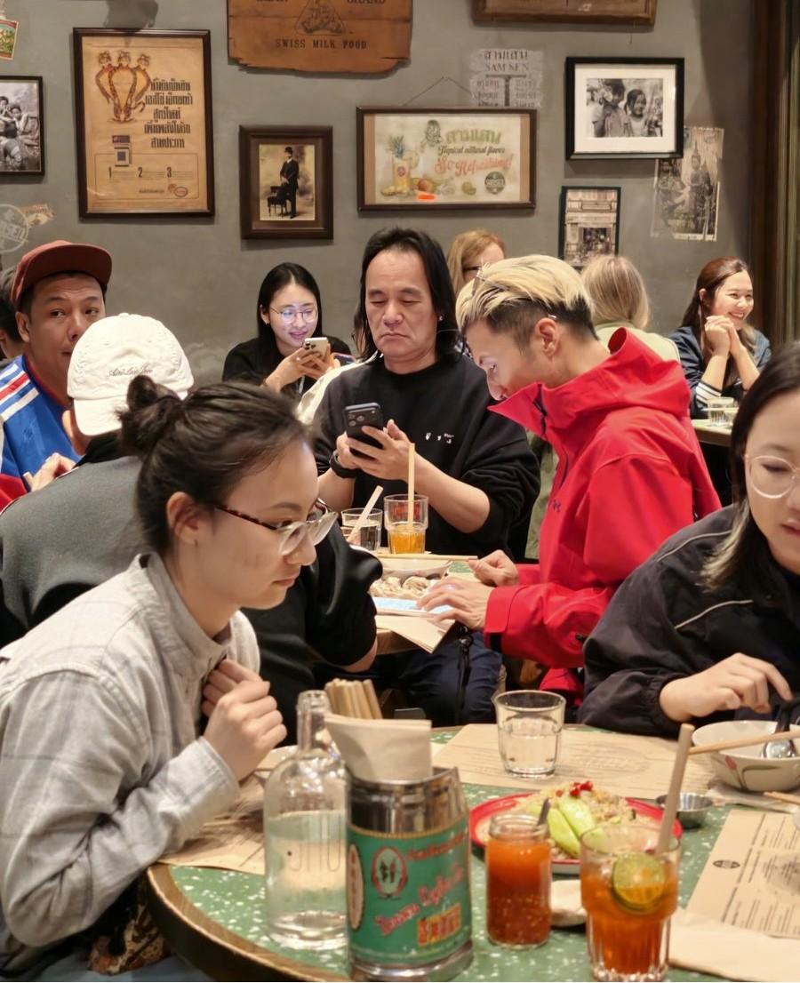 谢霆锋吃饭时拒绝粉丝合影，后面就被无视了!2月23日，谢霆锋现身中国香港中环