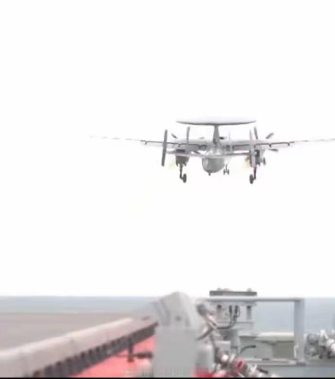 弹射成功！三款机型全部弹射起降成功[点赞][点赞][点赞]！​官媒刚刚报道，在此前组