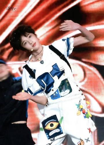 别再吹什么“舞台型人格”了，那玩意儿根本不存在。我拆解了他那条播放5000万次