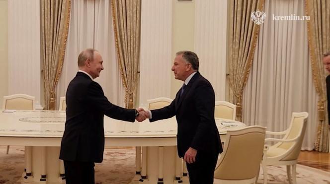 特朗普女婿深夜和普京会谈，结束后顶着风雪离开克里姆林宫据新华社报道，当地时间