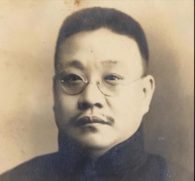 1904年，一小妾站在桌边布菜，听到儿子谭延闿高中进士，手一抖，筷子掉到地上。大