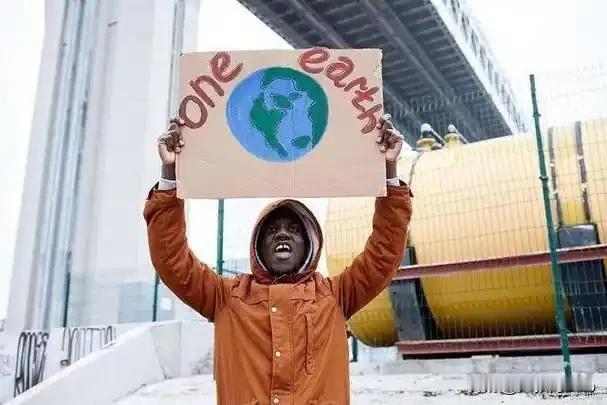 特朗普狂抢稀土矿，中国却笑而不语！背后这盘大棋太绝了各位老铁，最近特朗普在