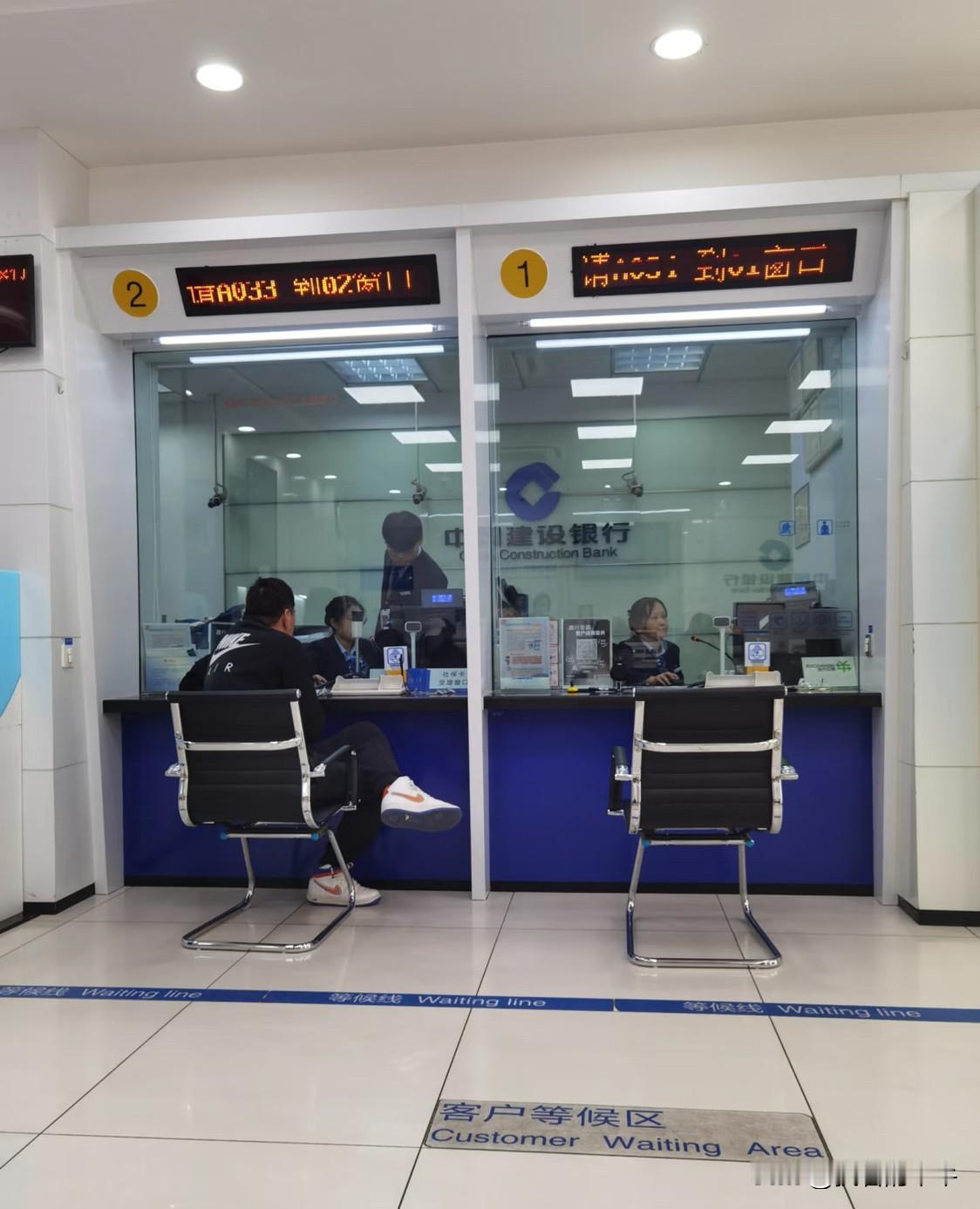 律师估计也没想到，去银行取个款，还被反zha中心盯上了。这下建行是在全国