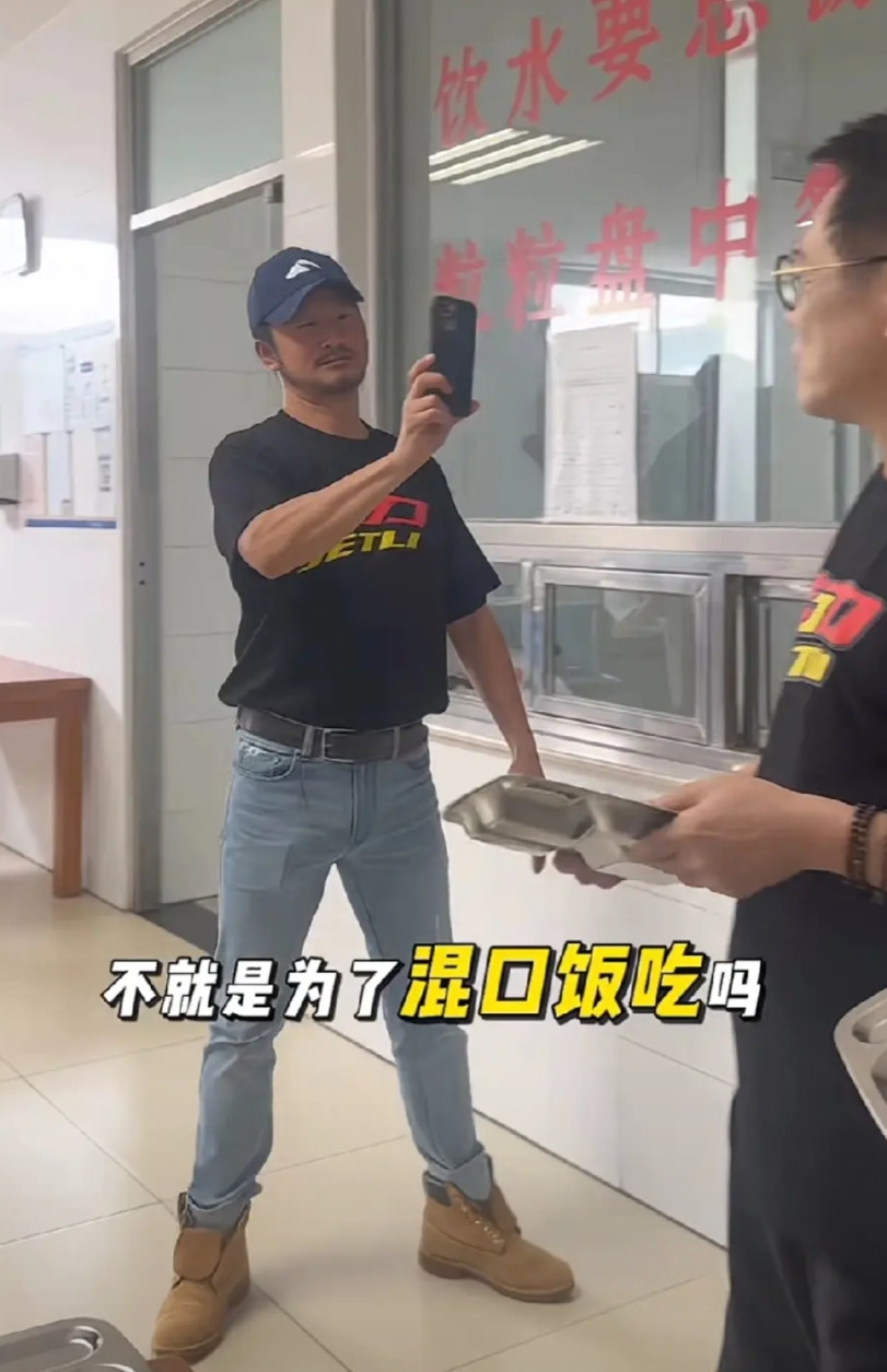 宋老师说李连杰好像换了一个人祖徳老师怀疑这是克隆人，行为和口音都有变化，听起