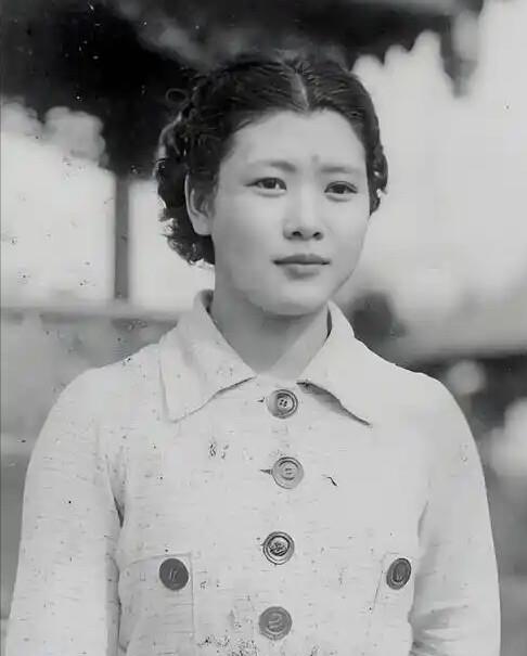 1942年的南京，汪精卫老婆穿着睡衣趿拉着鞋，指着日本宪兵队长的鼻子破口大骂。就