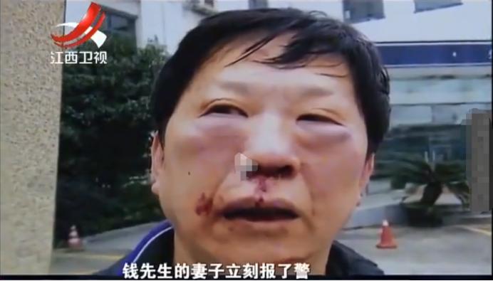 2015年，上海某小区内，年过七旬的老人钱先生正像往常一样，牵着自己的狗遛弯，可