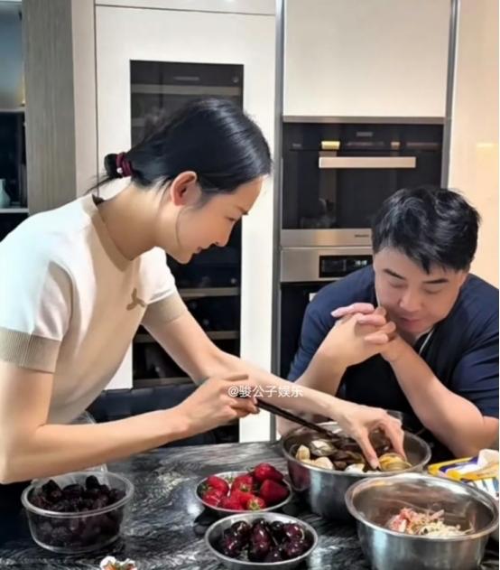 近日，王皓妻子闫博雅在社交平台上发布一系列视频，引得全网热议，大家都说她是反向炫