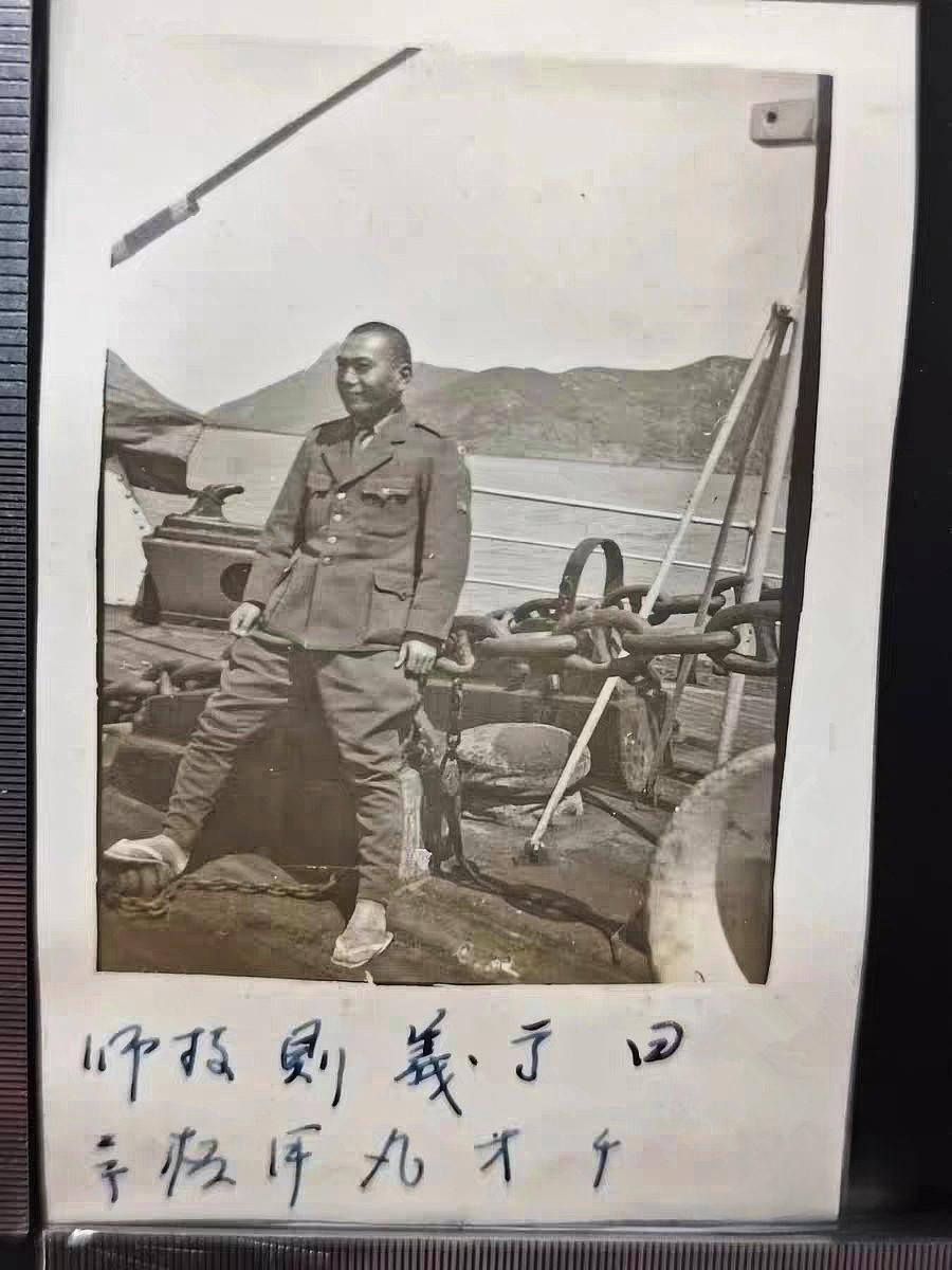 1937年，抗战时期山西大原汾河上的日军。只见他穿着一双人字拖，没有绑腿，但是打