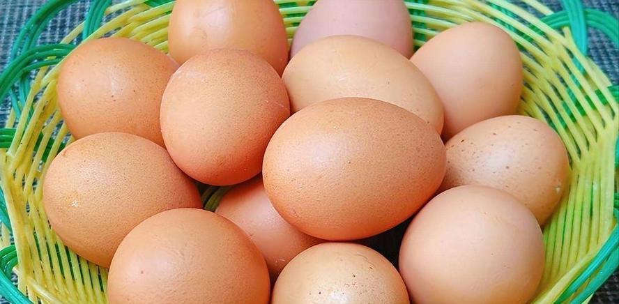 警惕激素蛋：4种鸡蛋可能存在健康风险，建议少吃或不吃！鸡蛋是餐桌上的常客，价
