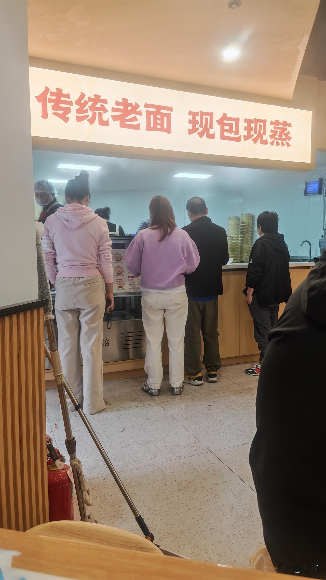 刚刚去包子铺面试钟点工了，包包子的技术也通过了，老板同意用我了，被肯定还是挺有成