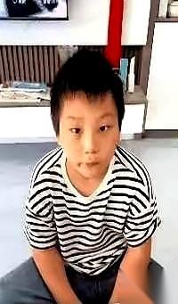 河南一个八九岁的小男孩，花了整整三天的课余时间，拿白纸和笔一比一硬抠出了一本包含
