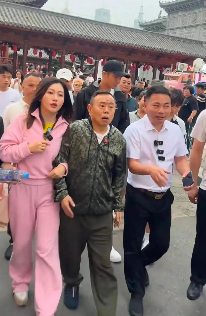潘长江和女儿现身南昌美食街，被好多大妈粉丝围堵，他女儿才是真的中了基因彩票吧！