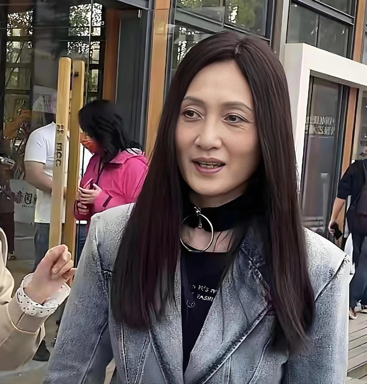 美人迟暮，64岁的林芳兵变化太大，不敢认了！首先有一点疑问，资料显示林芳兵6