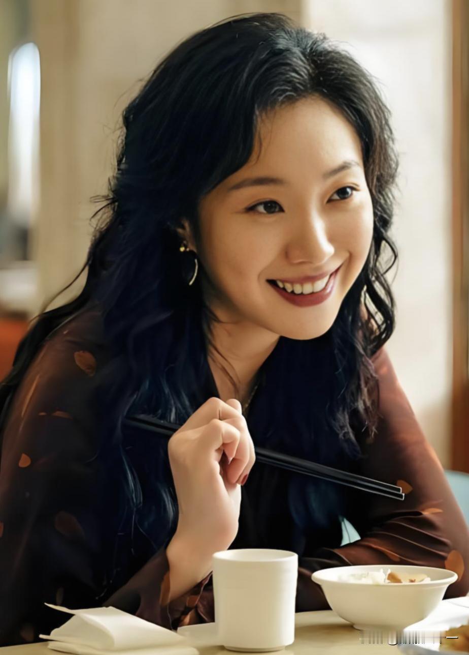 《老舅》最感人的，就是王佳佳演的老舅妈了，不是说她乐于助人很感动，而是她