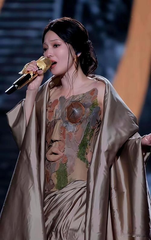 乍一看，我还以为这穿搭是参加人体艺术展，定定神一看，哎呦喂，原来这是歌手张韶涵精