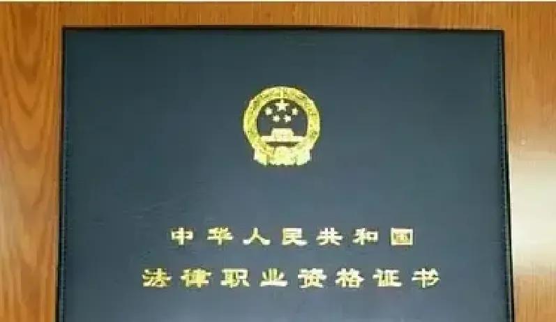 我同事阿远法考拿了全国前10%的分数，朋友圈晒完成绩却转头继续敲代码。我好奇问