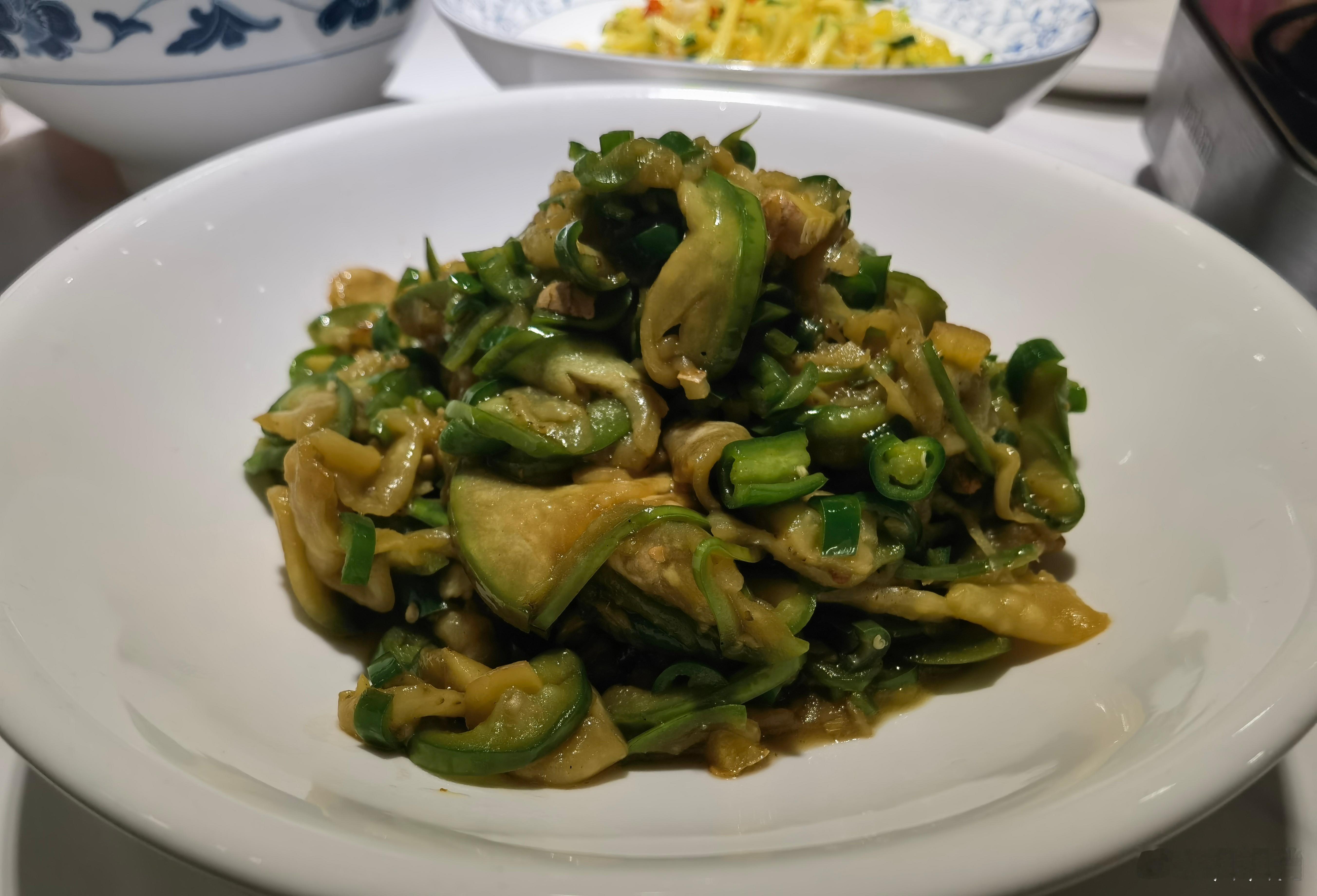 长沙，这样三个菜，你们猜猜多少钱？青椒茄子、蓝瓜丝，2.5斤的水库甲鱼。家乡​