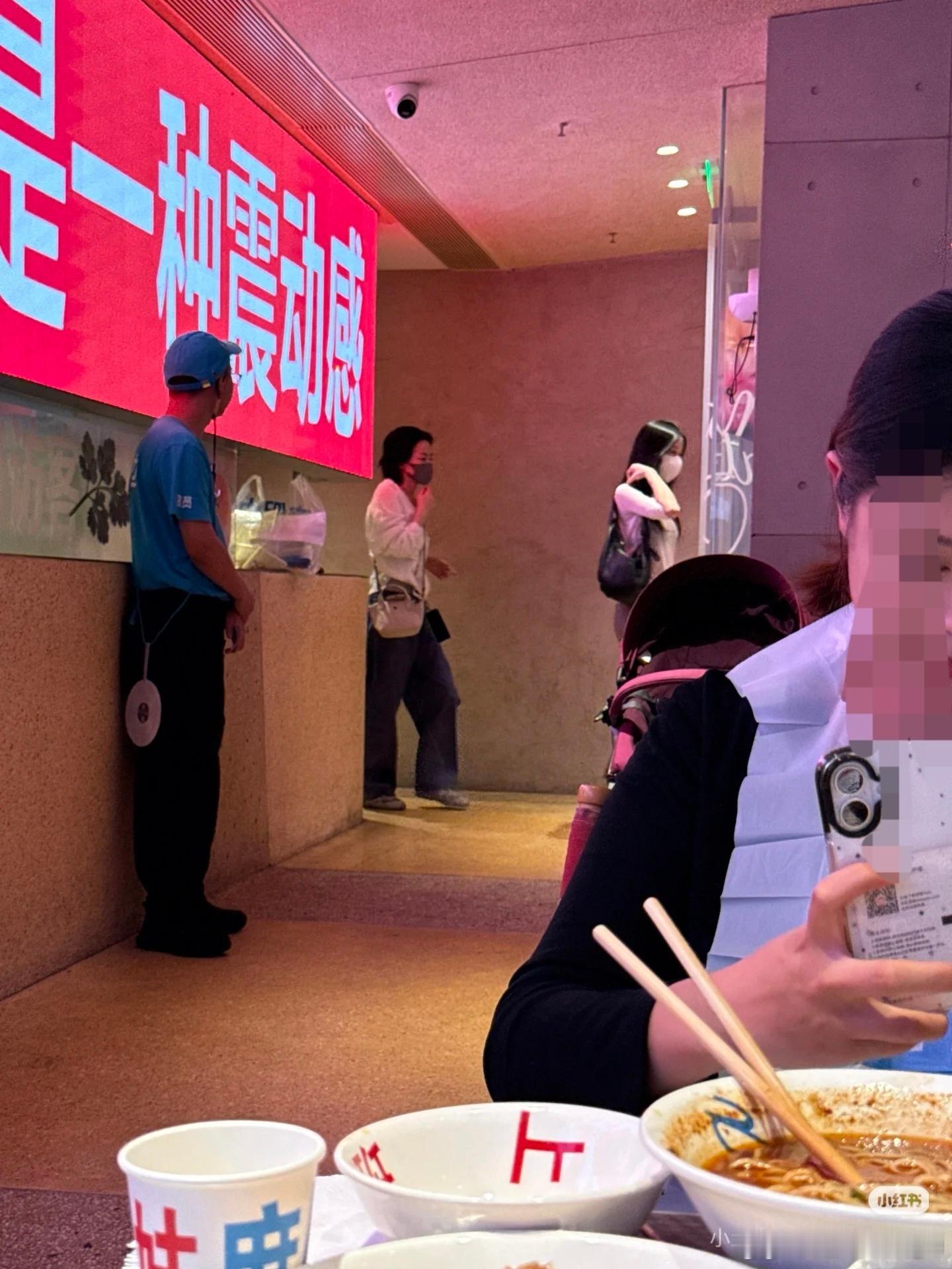 面馆偶遇王菲李嫣好高啊，比妈妈都高了​​​