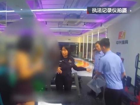 丢人丢到全国了！2026年6月3日，北京朝阳警方突击健身房，将正在撸铁的“退衣姐