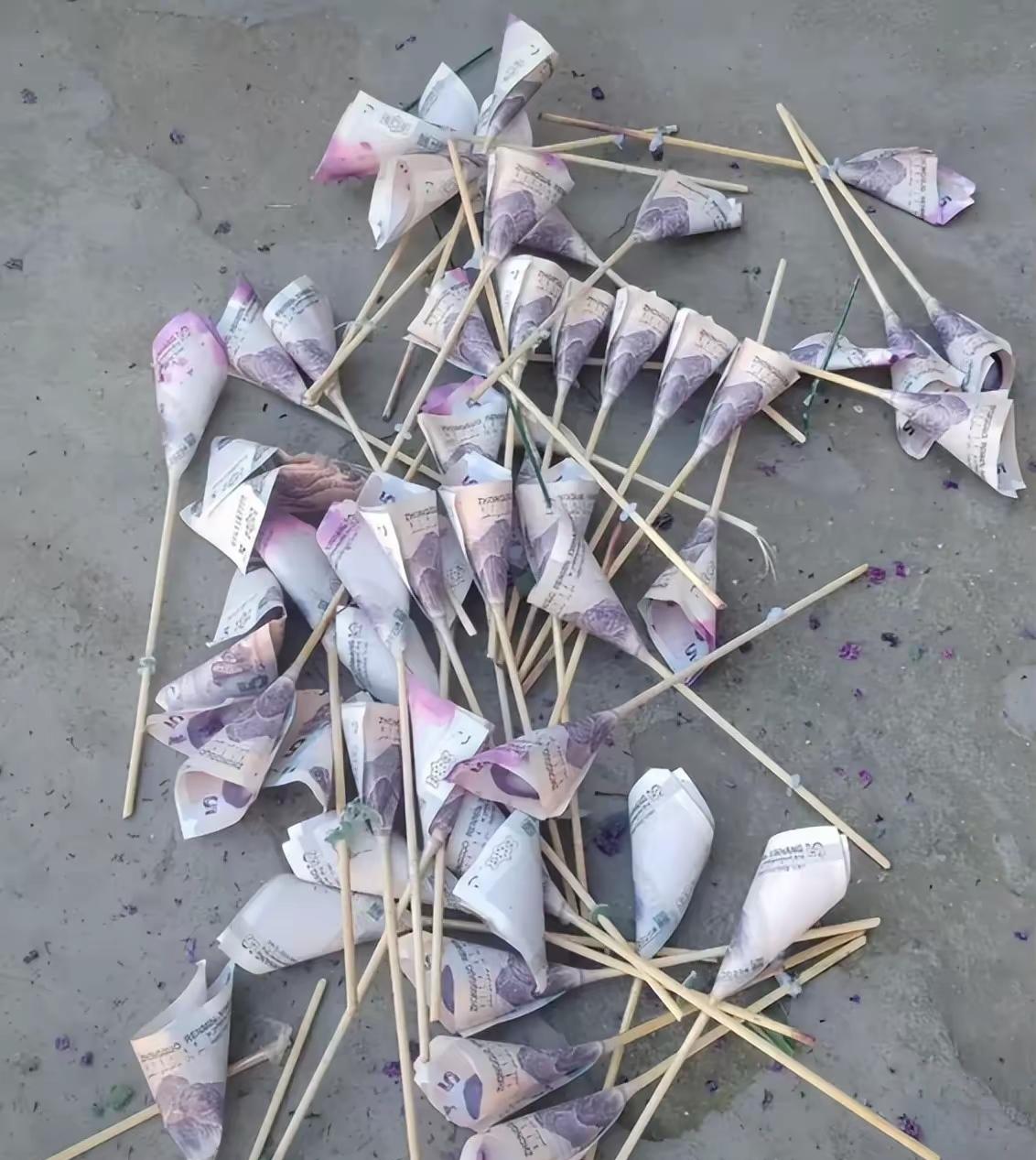 不知道是谁，连钱都不要了，全部扔到垃圾桶里面，我去翻捡垃圾的时候看到了之后全部都