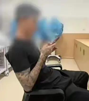 护士带男朋友进医院配药室被停职。这个护士脑回路新奇，是想秀恩爱的。却砸了自己的饭