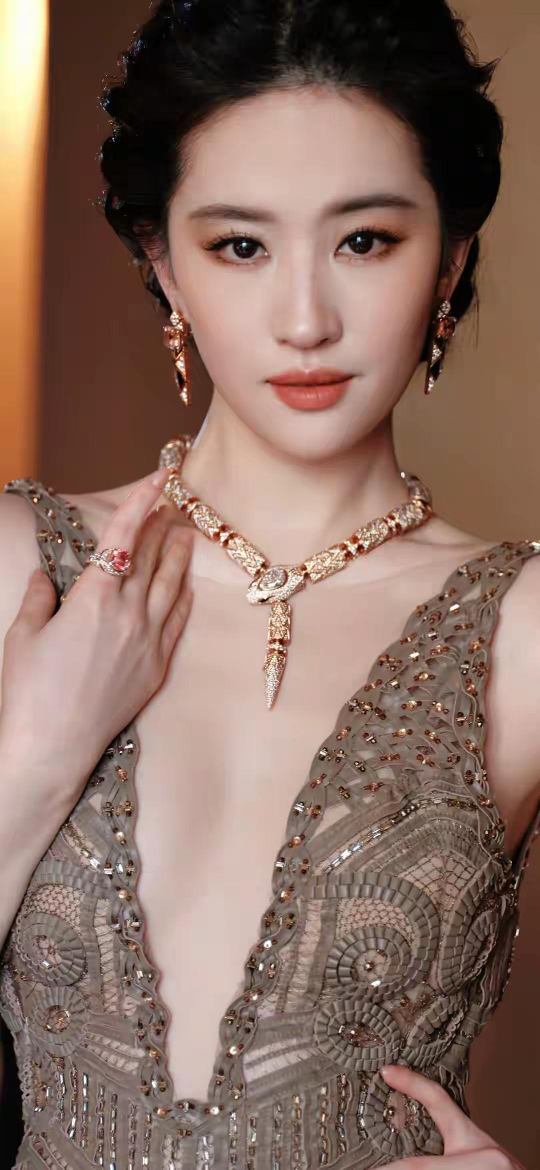 珠光宝气映红妆，玉佩轻摇步履香。