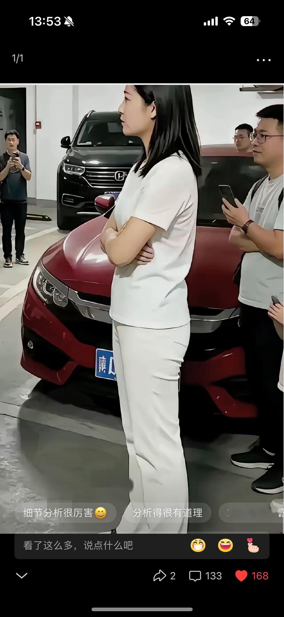 聊聊这位眼镜男，监控里一个站位就把底细暴露无遗。彭女士上前交涉的时候，他没有