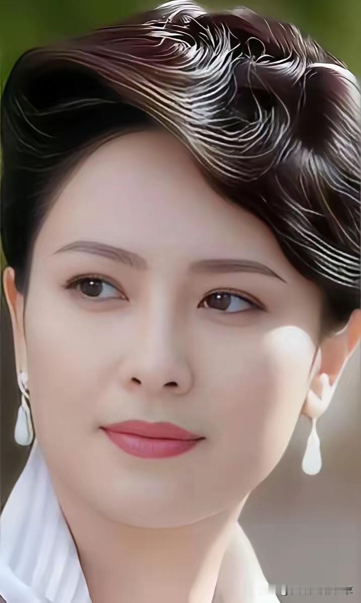 她好美，比年轻时候的林青霞还要漂亮，圆圆的脸蛋，精致立体的五官，貌若天仙，美的不