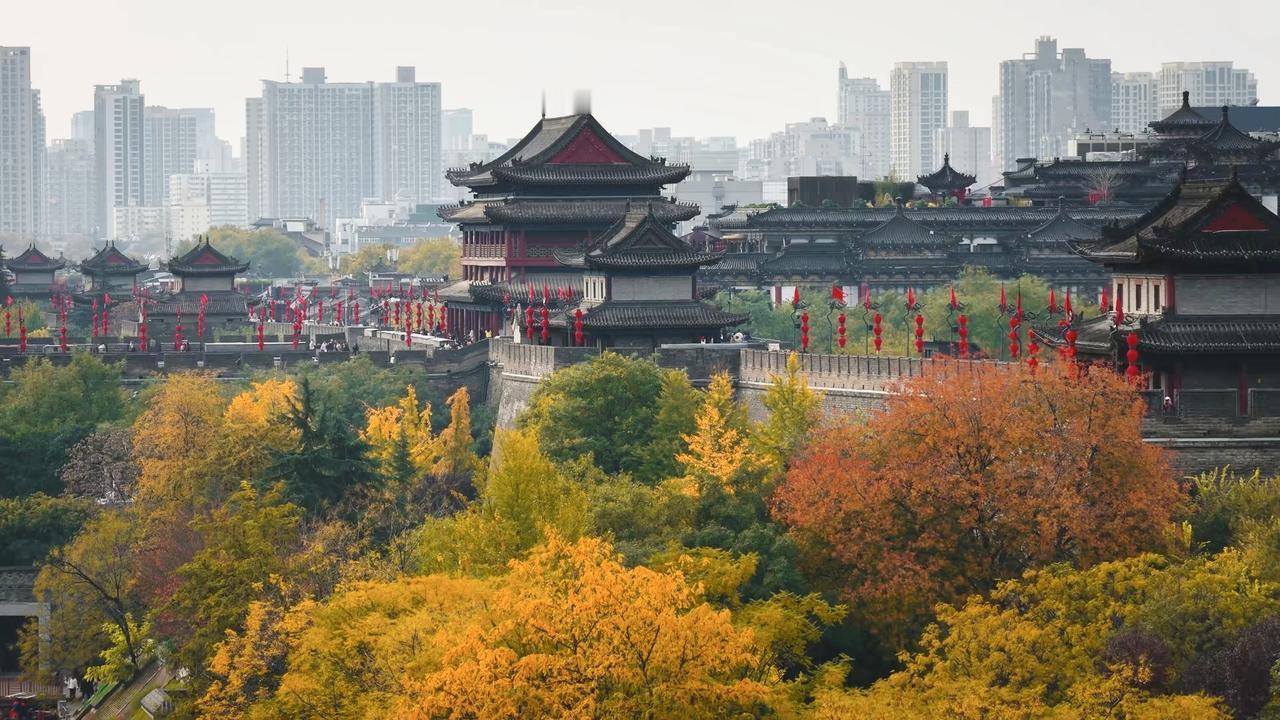 感觉西安才是最像古城的一座城市，其它的历史文化名城都是现代化仿的古建筑物，虽然很