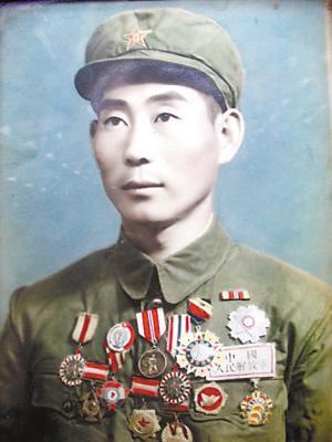 1948年平津战役夜行军，小战士平太信半路请假解手，意外撞见一个戴钢盔的黑影。他