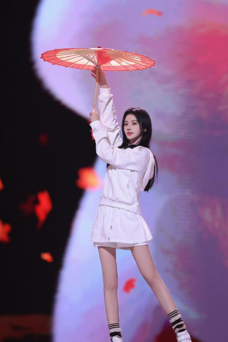 鞠婧祎穿衣服也太清纯了吧，不愧是四千年美女