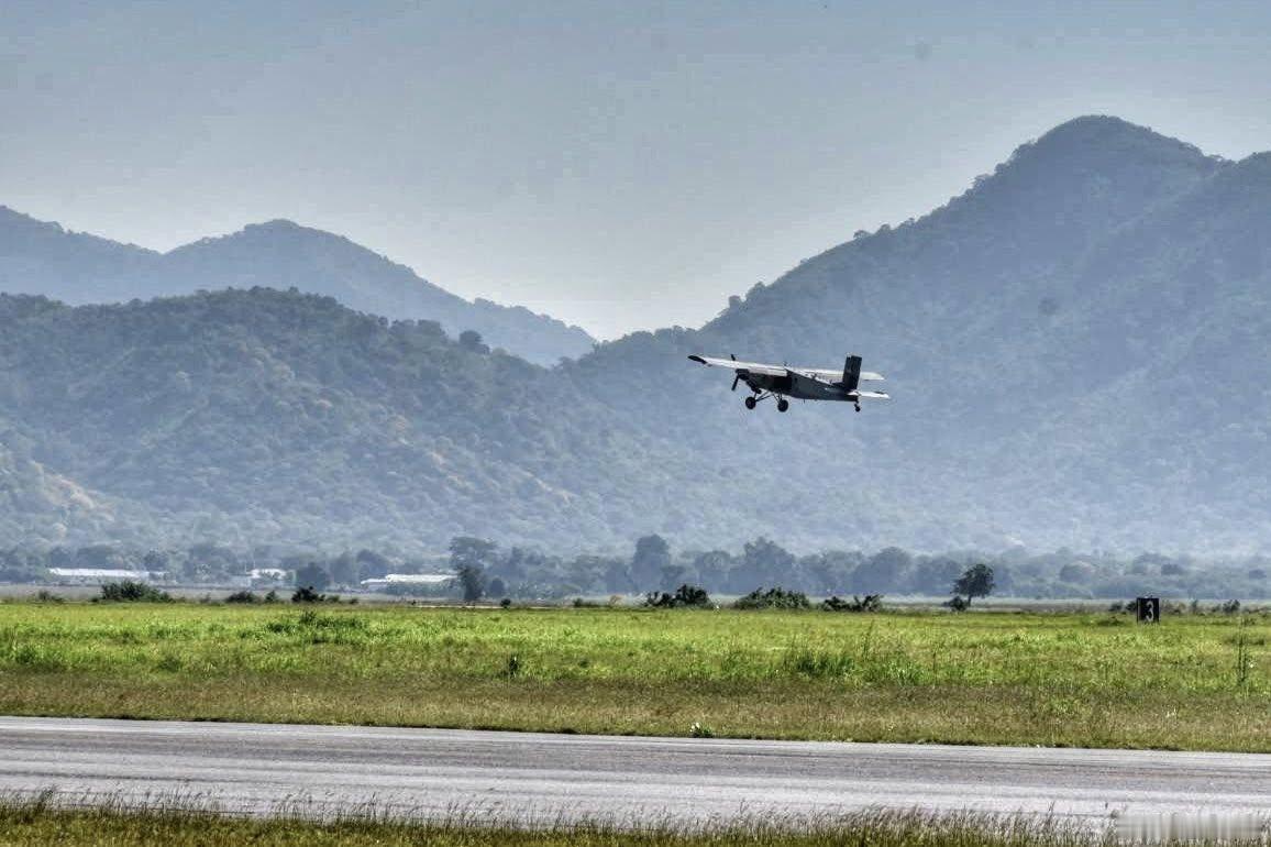 执行灾情调查任务的泰国空军的AU-23A（又称和平制造者）飞机，比较少见的装了