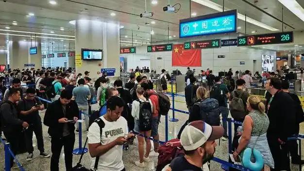差点以为出国了！上海入境游大爆发，街头被老外攻占，3个原因曝光.. 走在安福