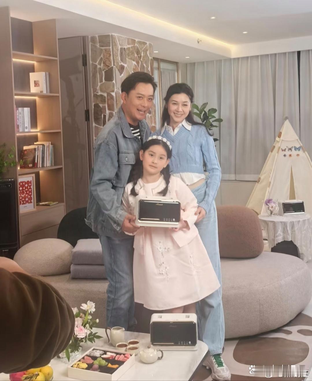 52岁黄海冰和老婆女儿一起在客厅开睡衣派对，一家人感情和睦。女儿扎着麻花辫，长相