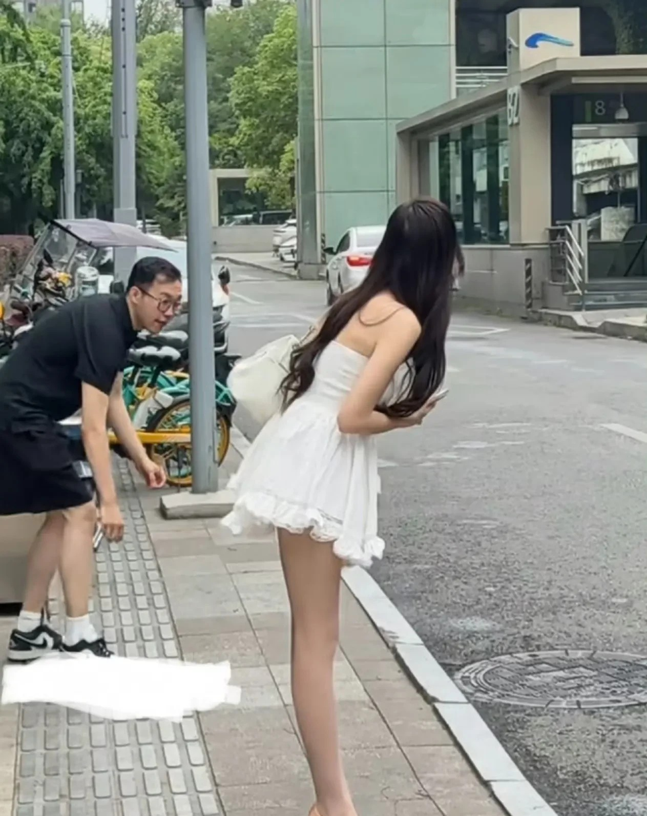 这位哥们不尴尬吗？笑死我了。