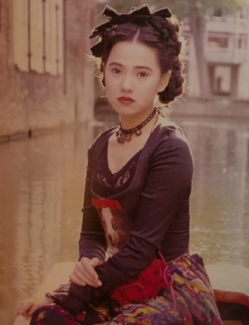 所以女孩富养也没什么用吧!李施嬅出身富裕家庭,20岁以前都是过着富家千金的生