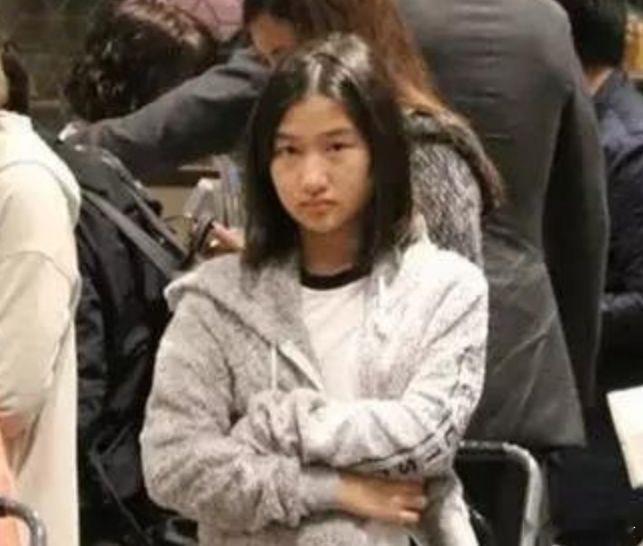 张家辉的女儿，这是怎么长的，乍一看像妈妈，仔细一看像爸爸的！