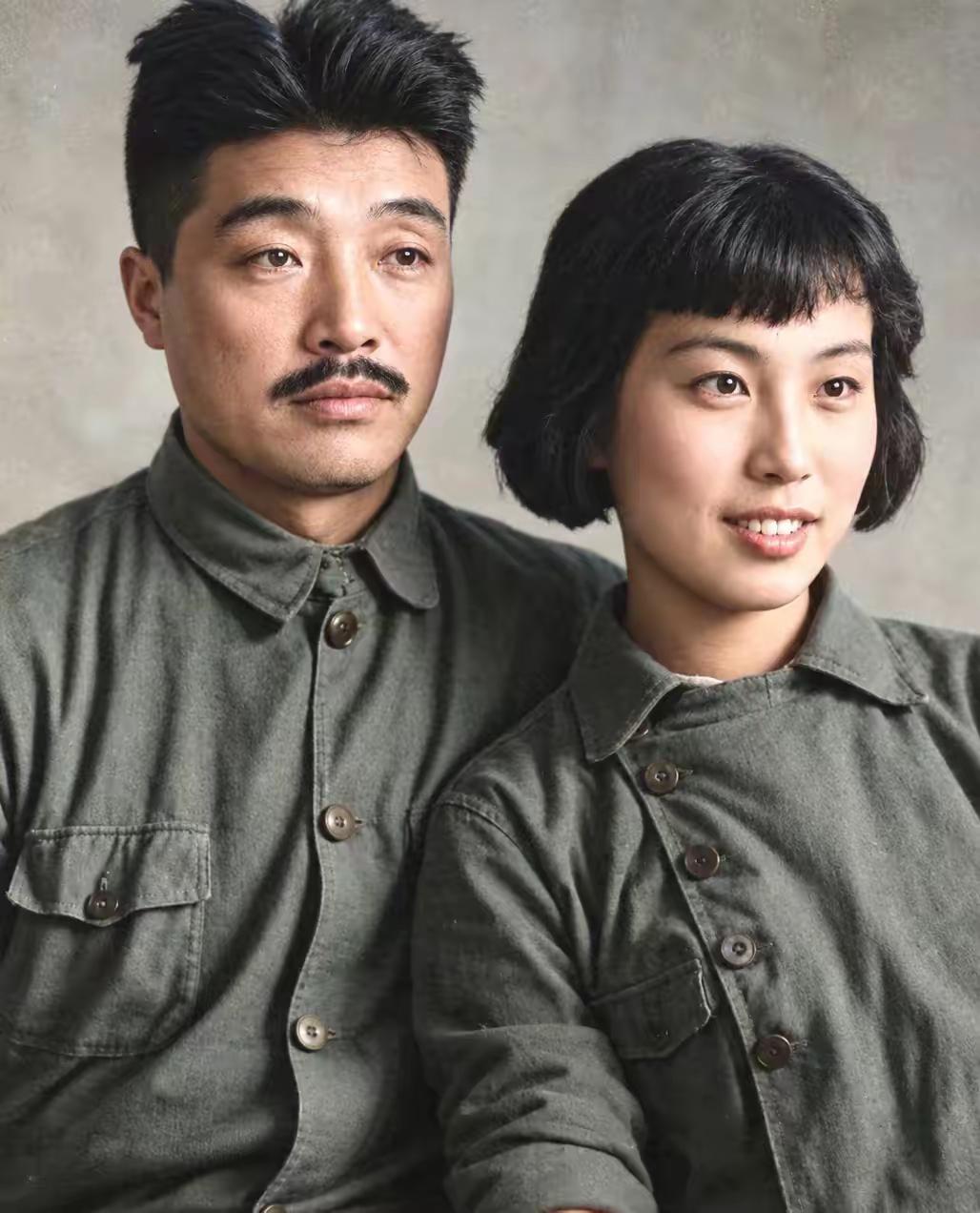 这张照片拍摄于1942年，在延安贺龙与夫人薛明珍贵的结婚纪念照。这张照片极为罕见