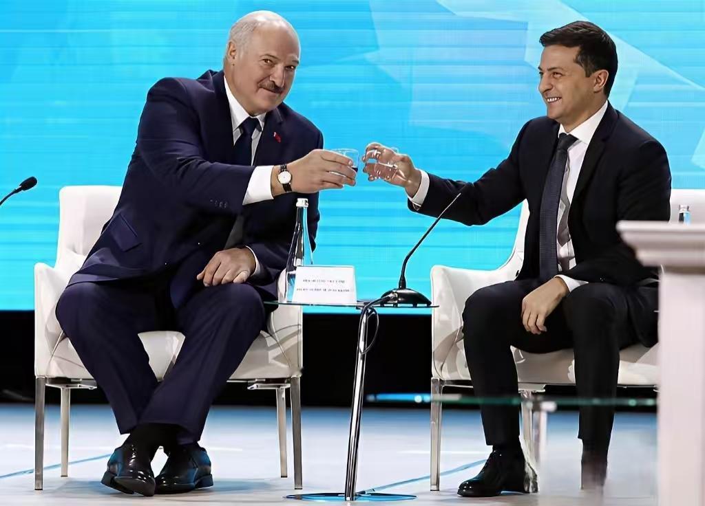 笑不活了！前一秒称兄道弟，下一秒直接制裁！泽连斯基这波“翻脸术”堪称世界级教学。