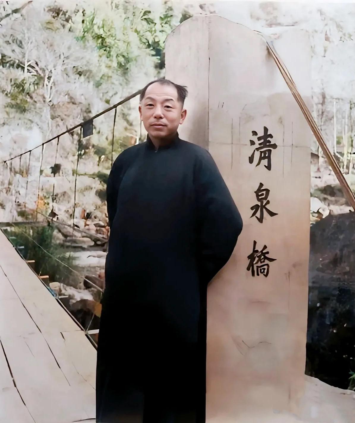 1953年，52岁的张学良在清泉桥上的一张合影，当时他被软禁在新竹的井上温泉中，