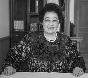 痛别！85岁陈丽华逝世，富华官网变黑白，一生传奇令人动容4月7日噩耗传来，