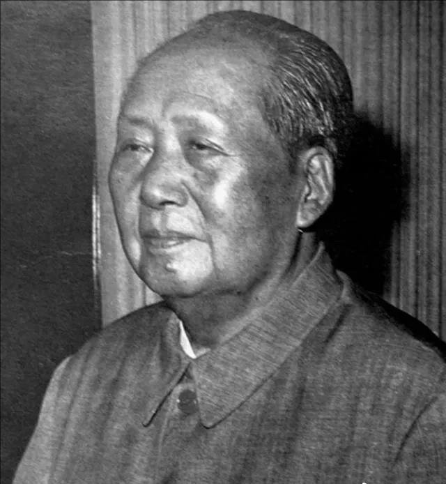 1976年1月30日，除夕夜，万家团圆的时刻，中南海游泳池冷冷清清。昔日指点江山
