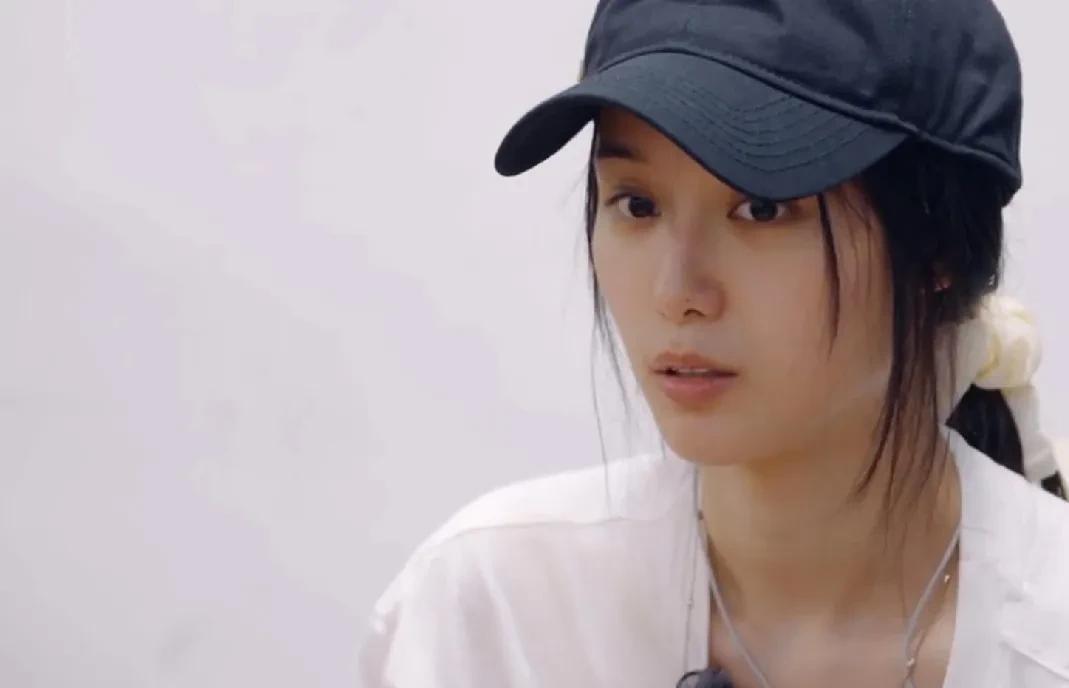 徐艺洋到非洲后，哭着给黄子韬打电话说自己语言不通，和非洲这家人沟通不了，说什么都