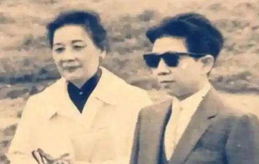 1946年，孔祥熙的女儿游公园时遇到军阀公子当街骚扰，她马上掏枪射击，两人接连对